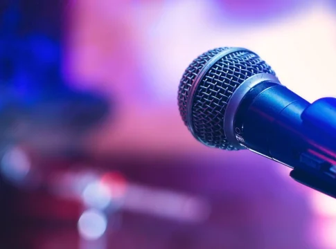 5 beste programme om karaoke op jou selfoon te sing