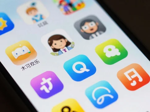 Neznámé ikony aplikací na obrazovce smartphonu.