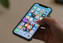 Celular com vários ícones de aplicativos novos.