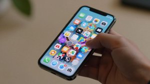 Mobilní telefon s několika novými ikonami aplikací.