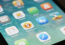 Tela de celular com ícones de aplicativos populares crescendo.