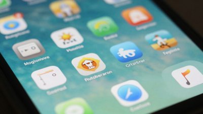 Tela de celular com ícones de aplicativos populares crescendo.